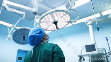 4K医疗_ 实拍手术前医生打开照明灯准备手术